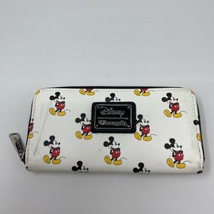 LOUNGEFLY CLASSIC MICKEY MOUSE WALLET DISNEY PARKS TRENDY! ZIPPER WORKS GREAT!